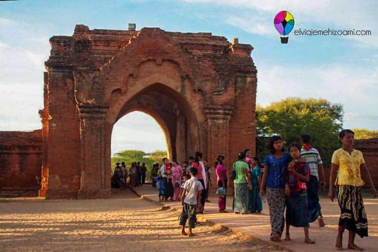 Entrada a una pagoda de Bagán