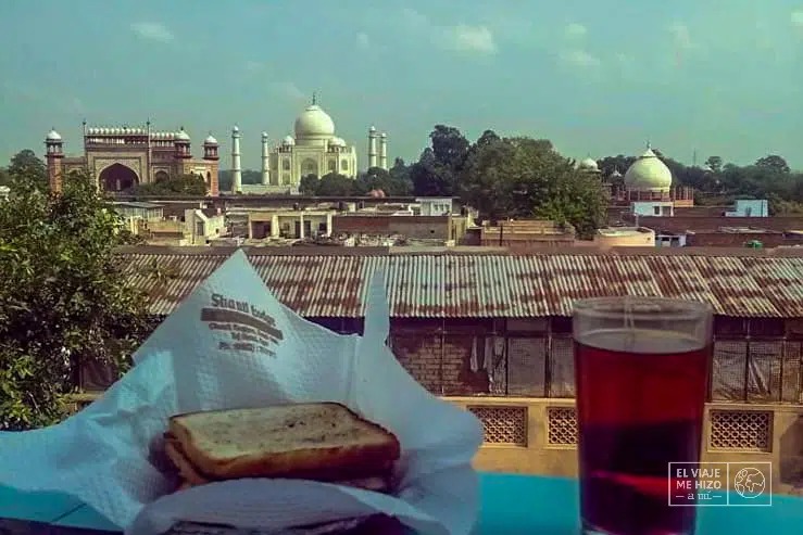 Desayuno en nuestro alojamiento en Agra con vistas al Taj Mahal