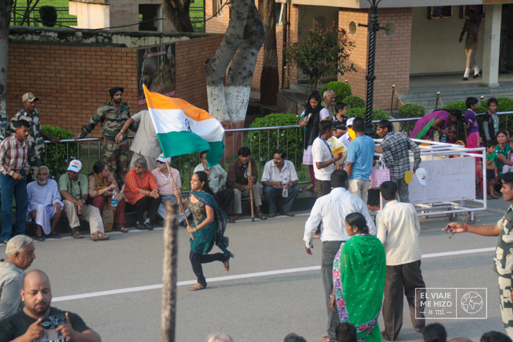 Bandera de India en la ceremonia del cierre de la frontera de Wagah