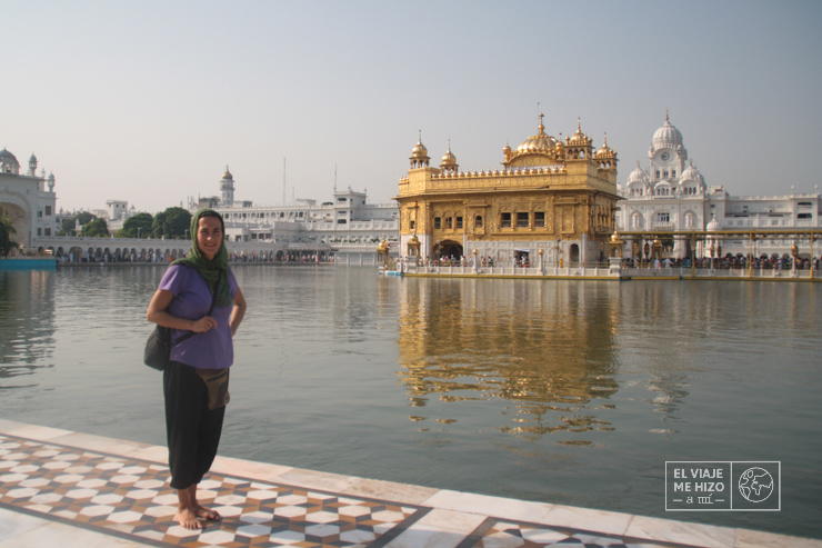 Gloria delante del lago del Templo Dorado de Amritsar