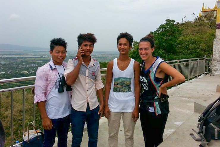 Gloria y birmanos en Mandalay