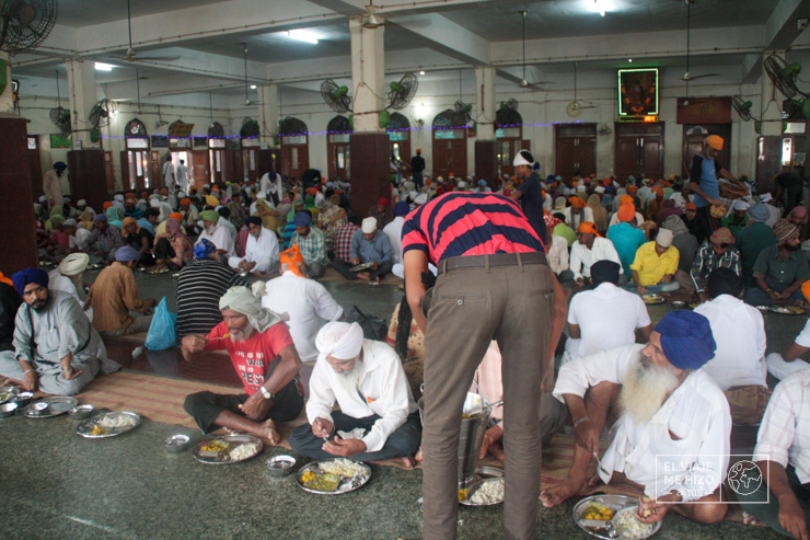 Comedor del Templo Dorado lleno de gente