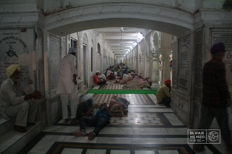 Sijistas durmiendo en los pasillos del templo