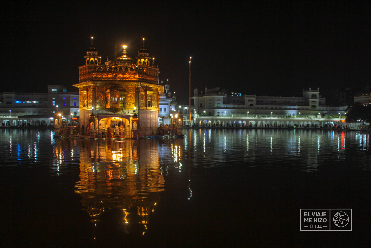 El Templo Dorado de Amritsar de noche