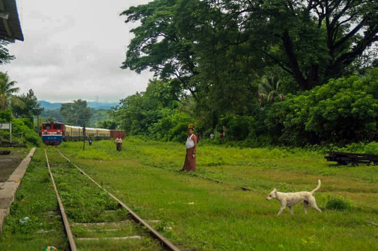 el tren en Myanmar