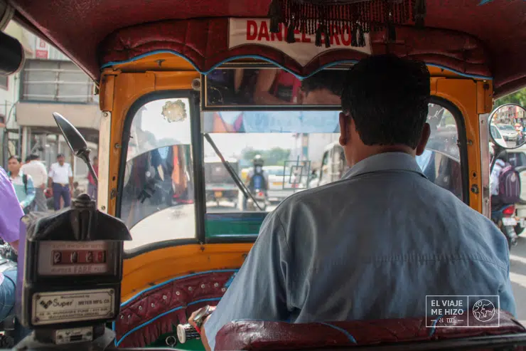En un tuk tuk camino de la estación de tren por el centro de Agra