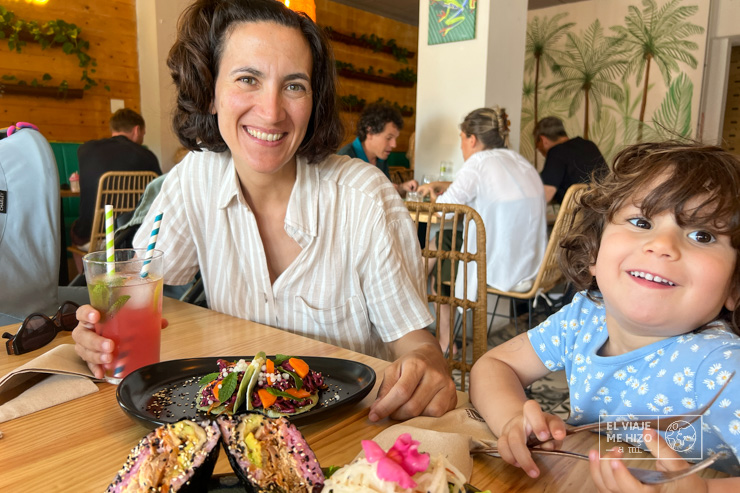 Comiendo con nuestra hija en el Mimo Vegan
