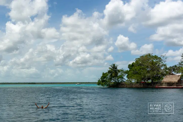 Cenote Negro en la Laguna de Bacalar