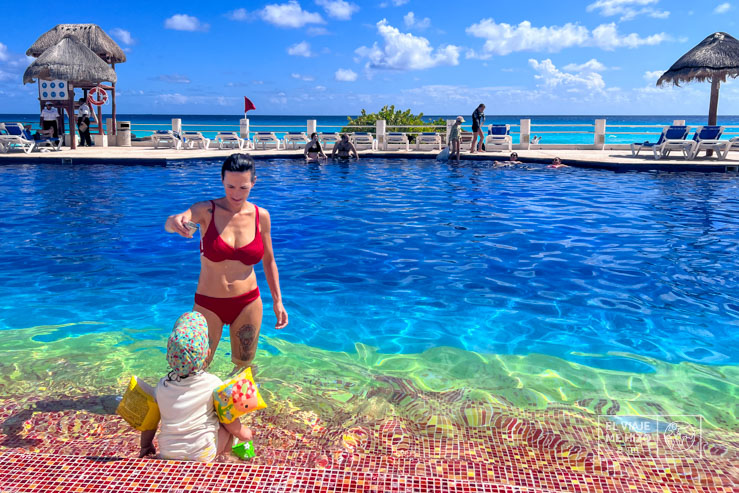 En una piscina en la Riviera Maya