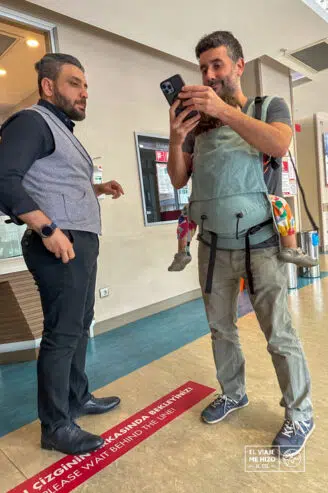 Jose con el traductor que nos pusieron en un hospital turco