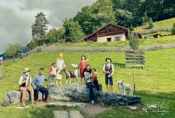 Toda la familia con los personajes en una bonita vista de Heididorf