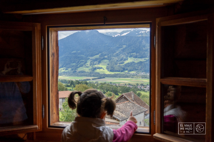asomada a la ventana de Heidi