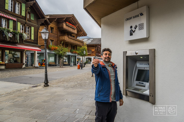 Jose enseñando la mejor forma de cambiar dinero en Suiza