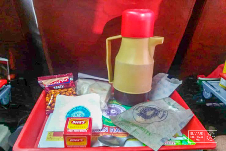 Aperitivos y té en el tren de India