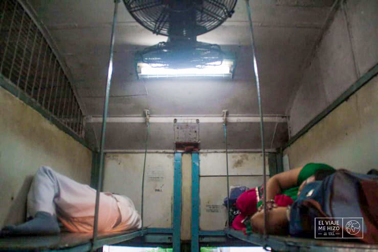 Tren india: dormir con ventilador