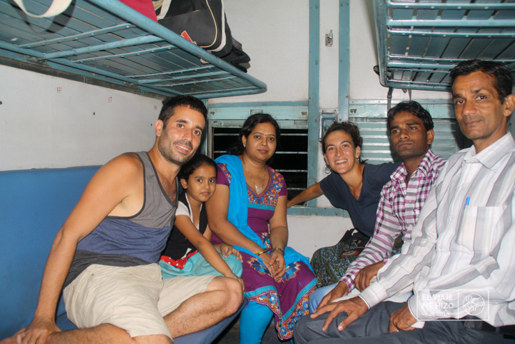 Con la profesora en el tren de India
