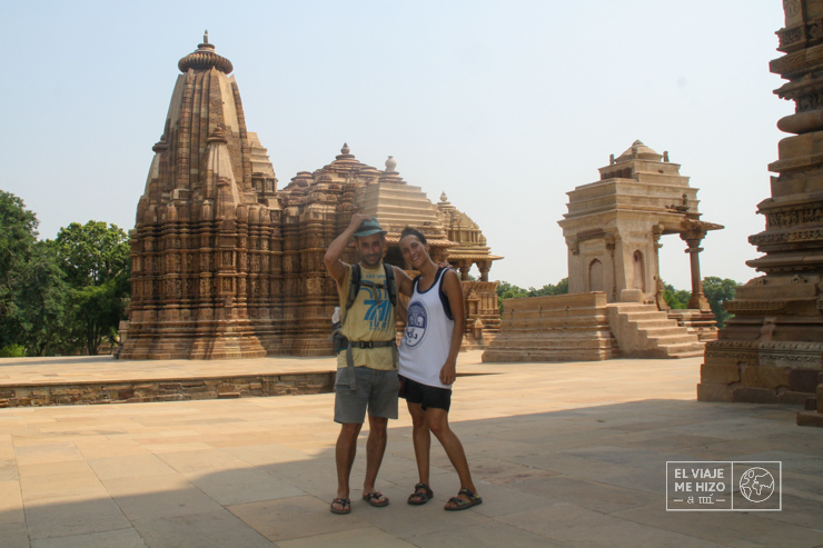 Sonrientes en India con nuestro visado