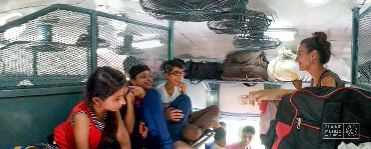 Con unos niños en el tren de India