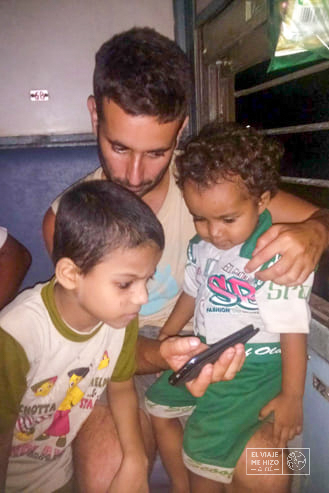 Jose con niños en el tren