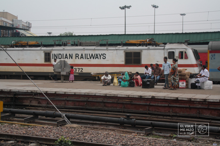 Locomotora en una estación de tren en India