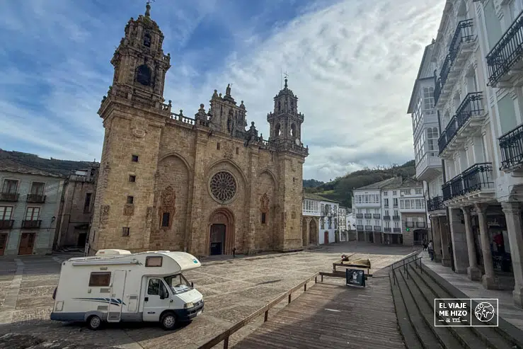 Nuestra autocarvana delante de la Catedral de Mondoñedo