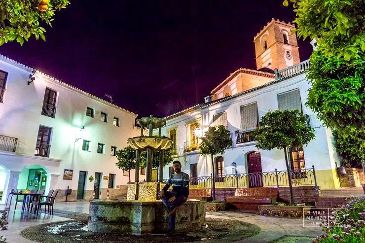 Plaza por el centro de Salobreña