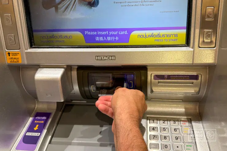 Sacando dinero sin problema en un cajero tailandés