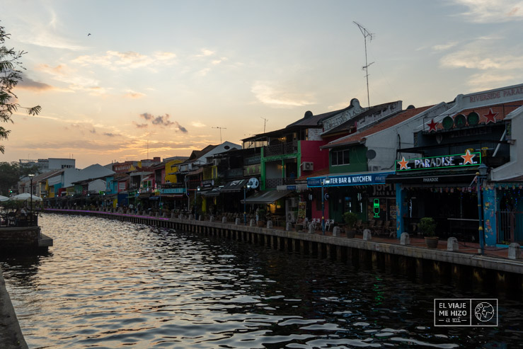 Ribera del río al atardecer en Malaca