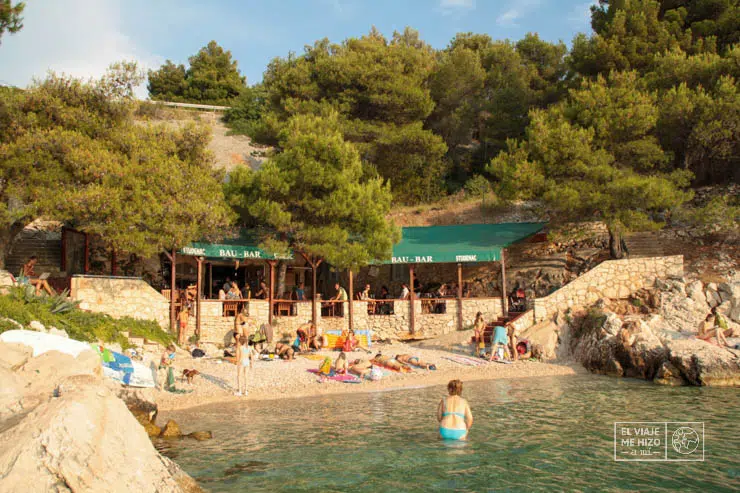 Disfrutando de una calita después de cambiar dinero en Croacia