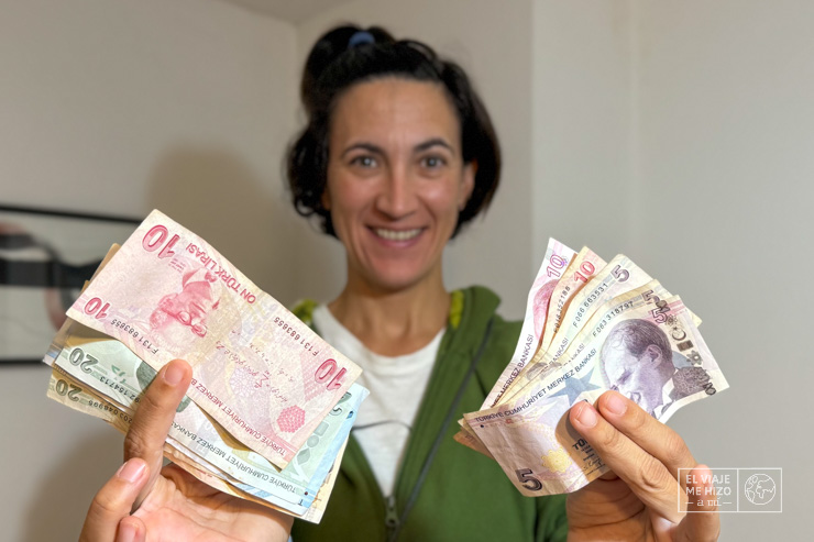 Gloria con las liras turcas después de cambiar dinero en Estambul