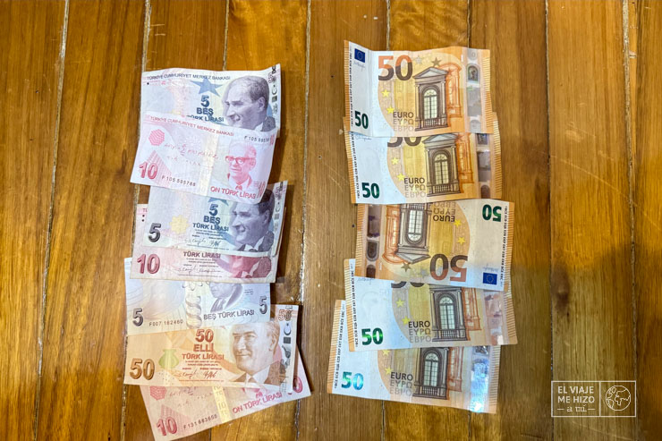 Billetes de liras turcas y de 50 euros