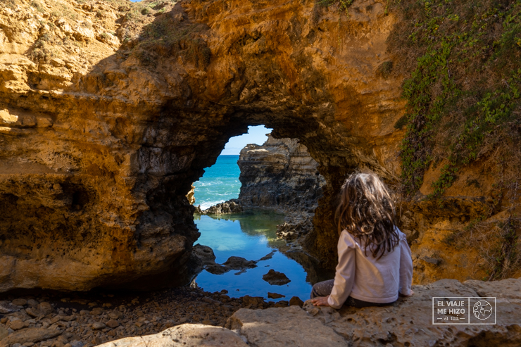 Candela mirando hacia The Grotto