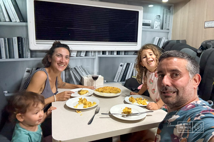 cenando tortilla en la autocaravana