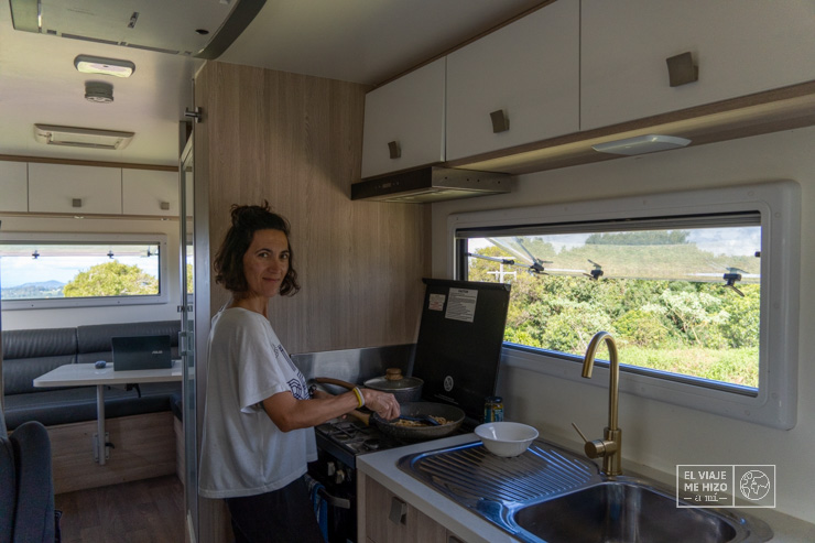 Gloria cocinando en la autocaravana que alquilamos en Australia