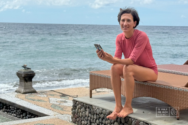 Gloria usando internet en Malasia con toda tranquilidad