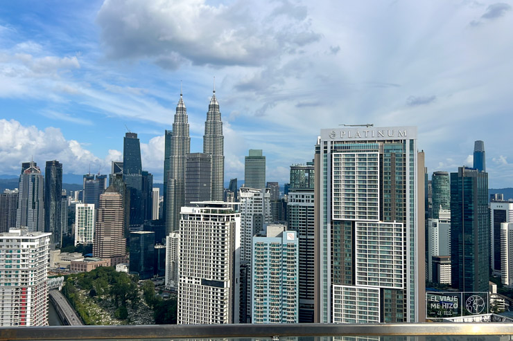 Vista de las Torres Petronas en Kuala Lumpur desde otro edifico