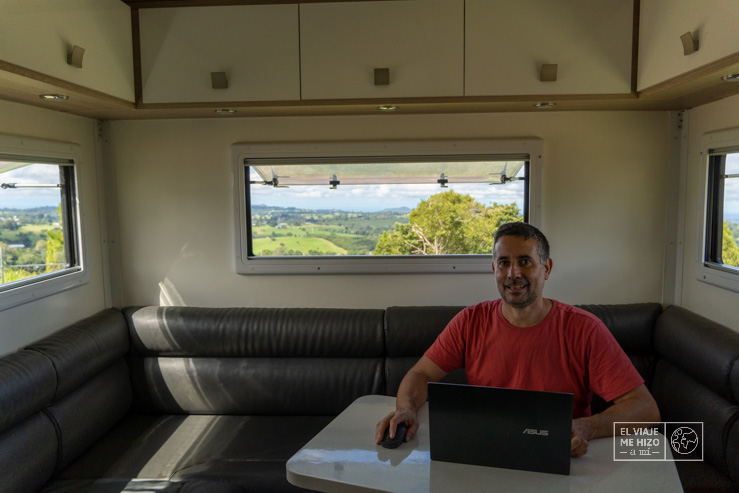 Jose trabajando en la autocaravana