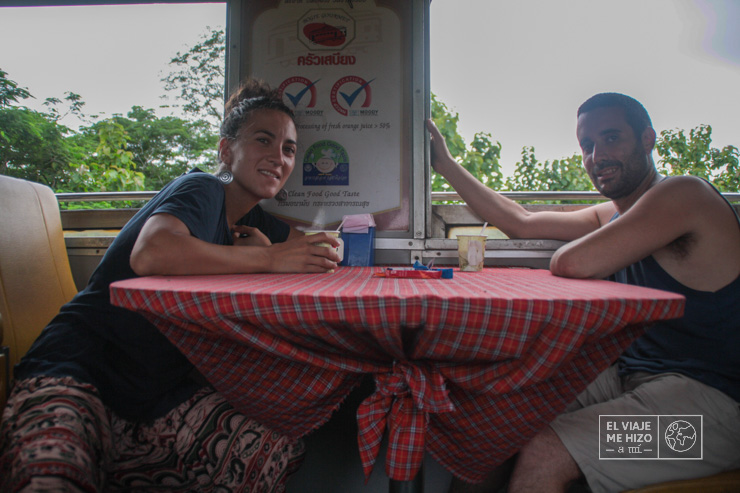 Cafetería del tren nocturno entre Bangkok y Chiang Mai