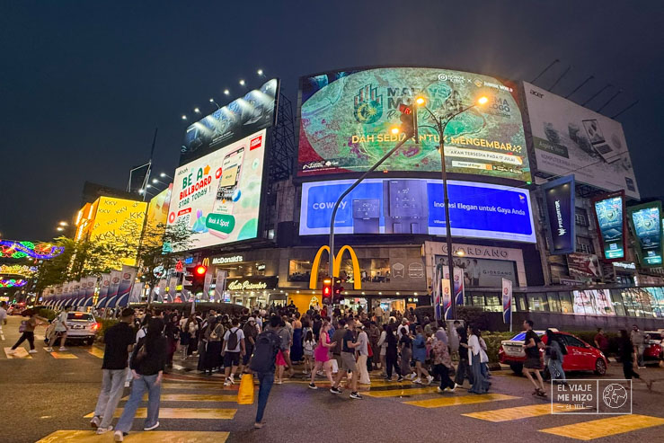 Esquina en la que te deja el monorraíl en Bukit Bintang