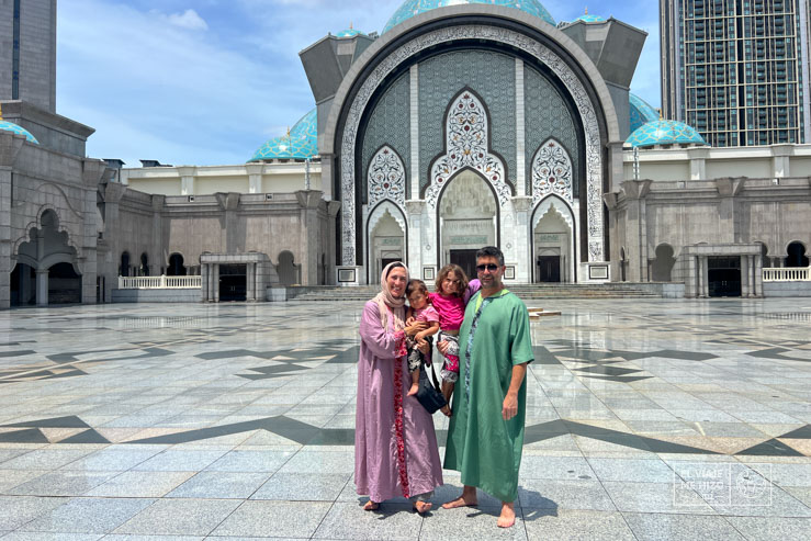 Vestidos para visitar la mezquita Masjid Wilayah Persekutuan
