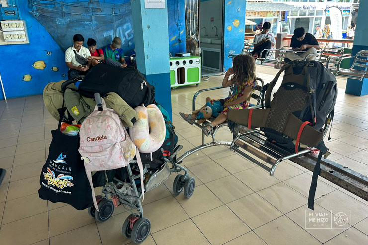 mochilas y silla de paseo para cargarlas