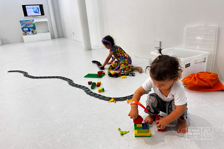 Lola jugando en un museo