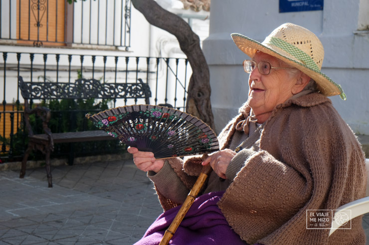 Pepa en la plaza de Villaluenga del Rosario