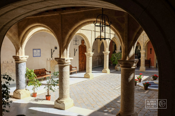 Que ver en Rota: patio del Castillo de la Luna