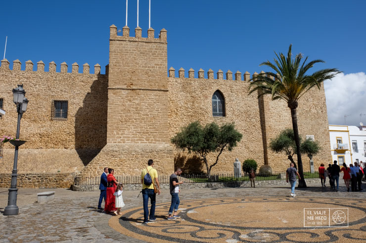 Fachada del Castillo de la Luna en Rota