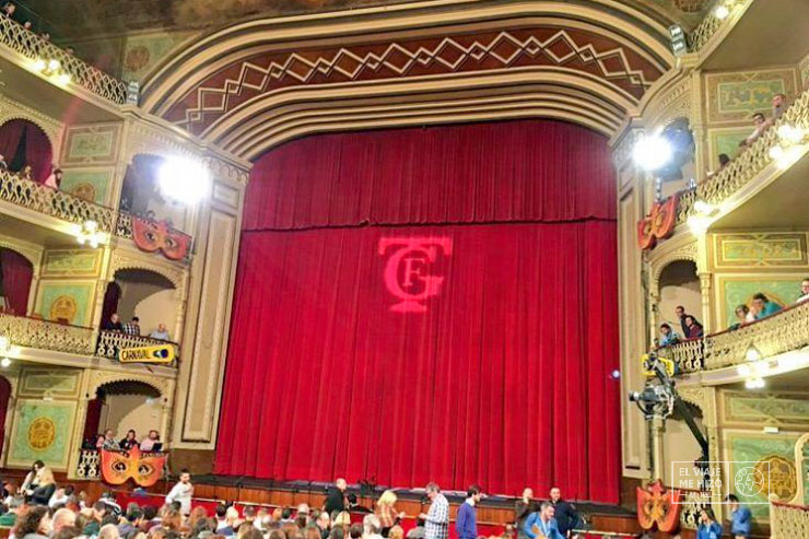 Interior del teatro Falla un día del concurso del COAC