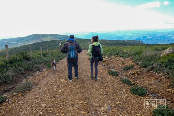 Jose y Gloria caminando por Los Alcornocales