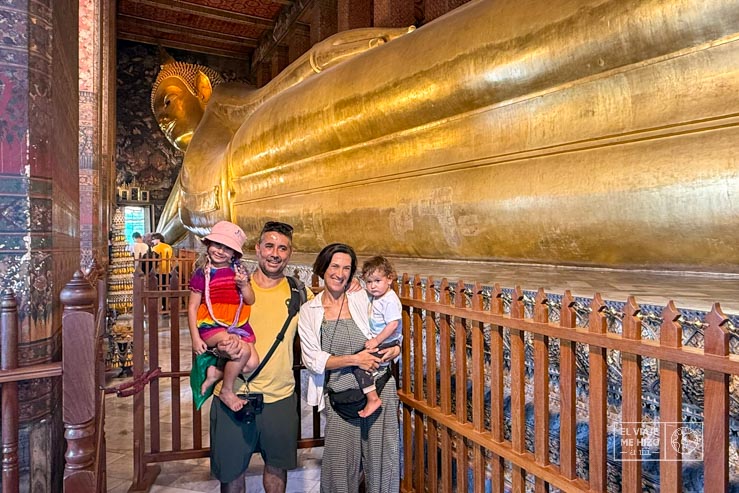 Con nuestras hijas en el Buda reclinado de Bangkok