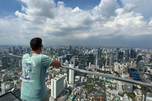 Jose pensando que ver en Bangkok en tres días mientras mira la ciudad