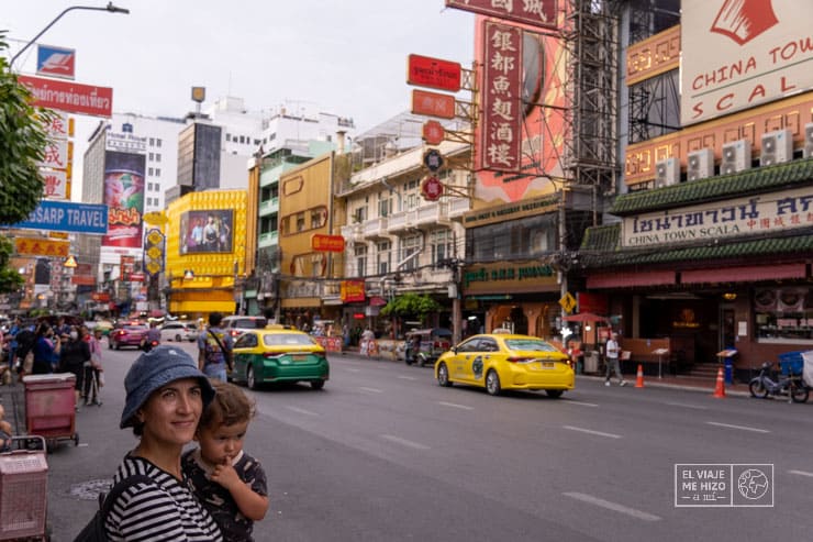 Gloria y Lola en la calle principal de Chinatown en Bangkok